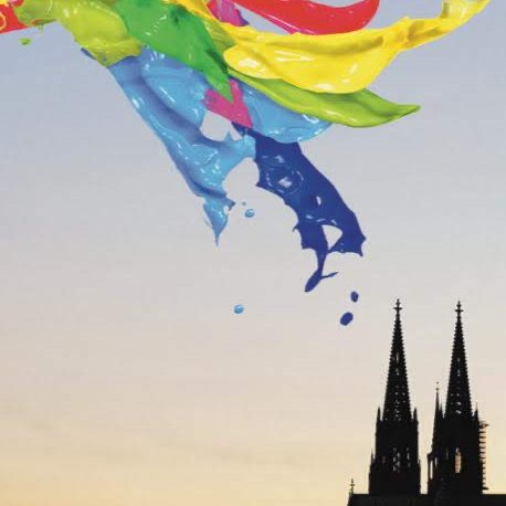 Bunte flüssige Farben am frühen Abendhimmel, unten rechts die Silhouette des Kölner Doms