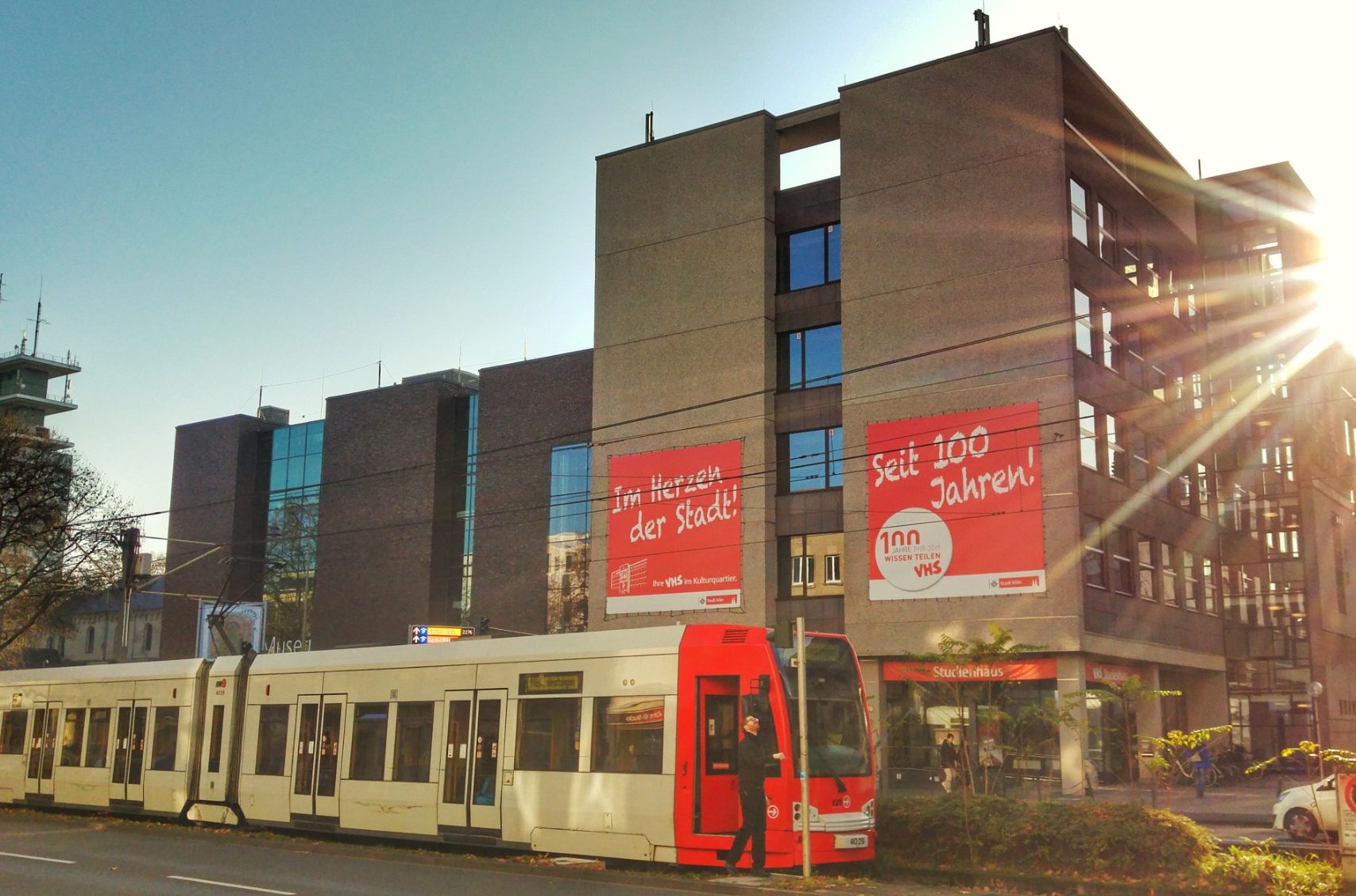 Blick auf die Fassade vom Studienhaus