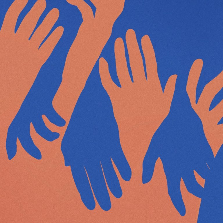 Blaue und siennafarbene Hände greifen ineineinander
